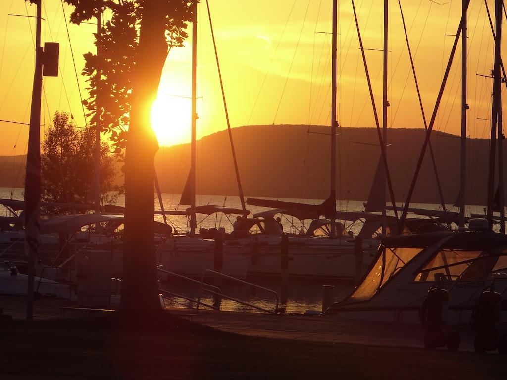Bl Bavaria Yachtclub & Apartments Balatonlelle Exteriör bild