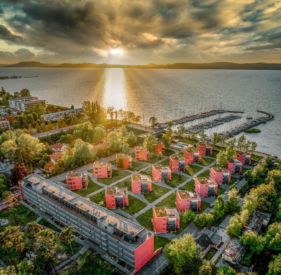 Bl Bavaria Yachtclub & Apartments Balatonlelle Exteriör bild