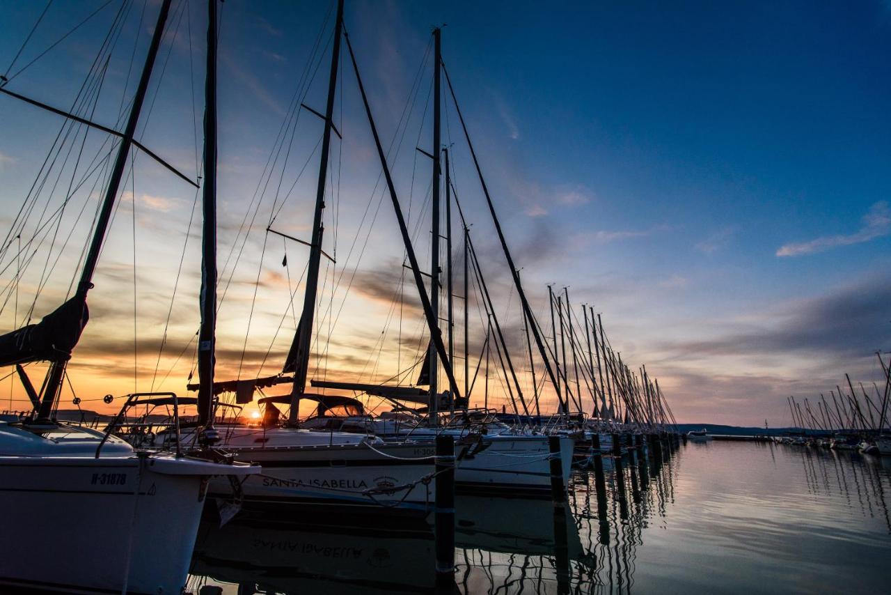 Bl Bavaria Yachtclub & Apartments Balatonlelle Exteriör bild