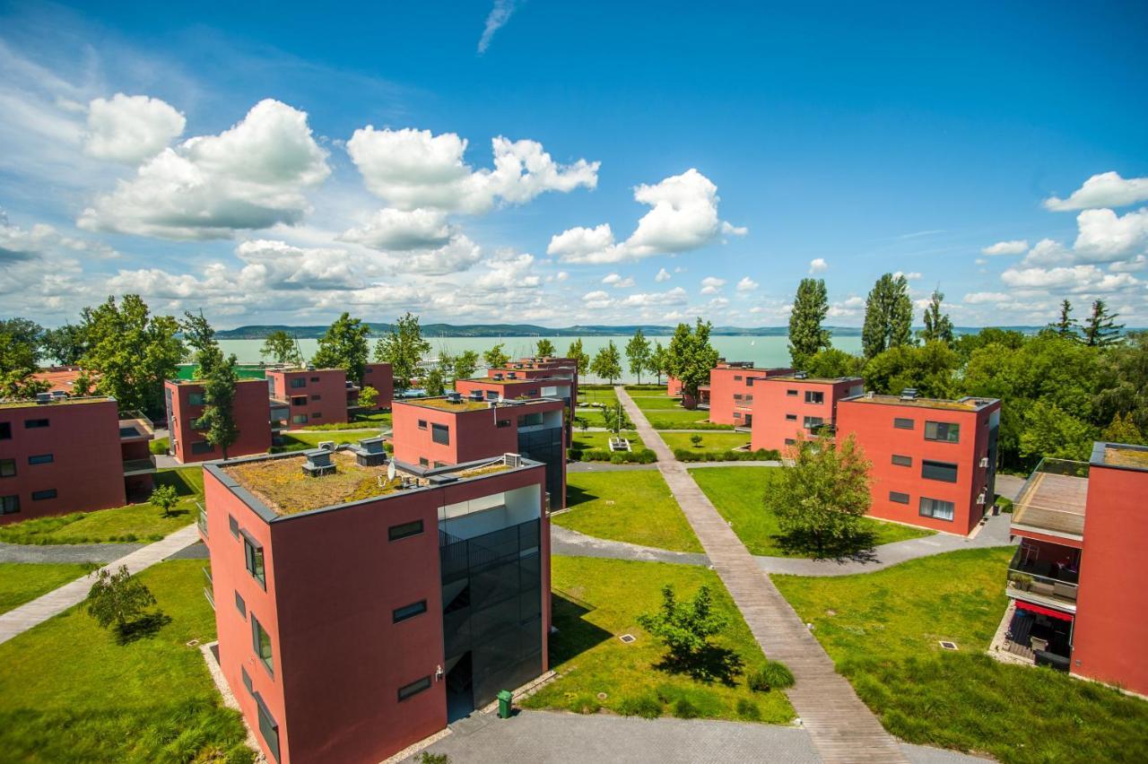 Bl Bavaria Yachtclub & Apartments Balatonlelle Exteriör bild