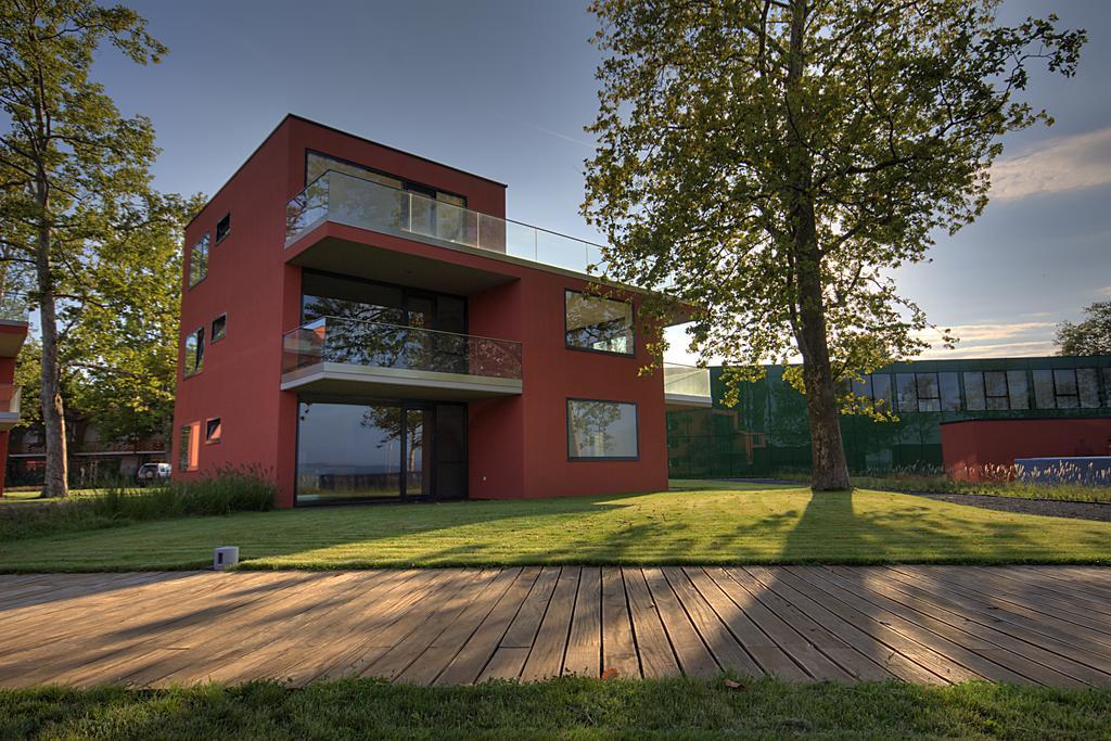 Bl Bavaria Yachtclub & Apartments Balatonlelle Exteriör bild
