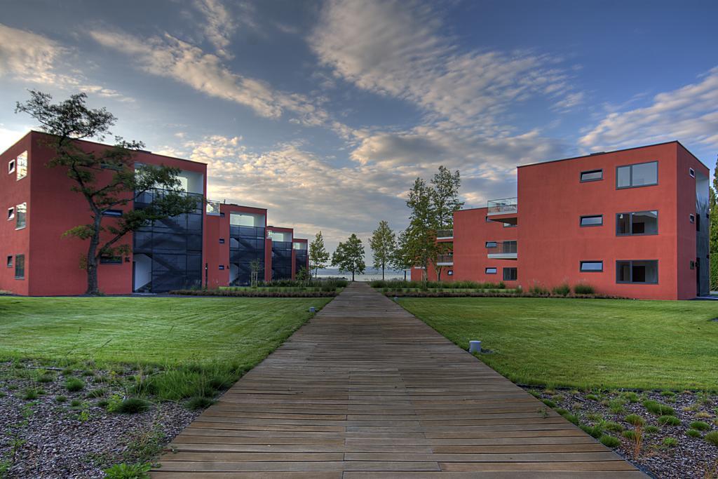 Bl Bavaria Yachtclub & Apartments Balatonlelle Exteriör bild