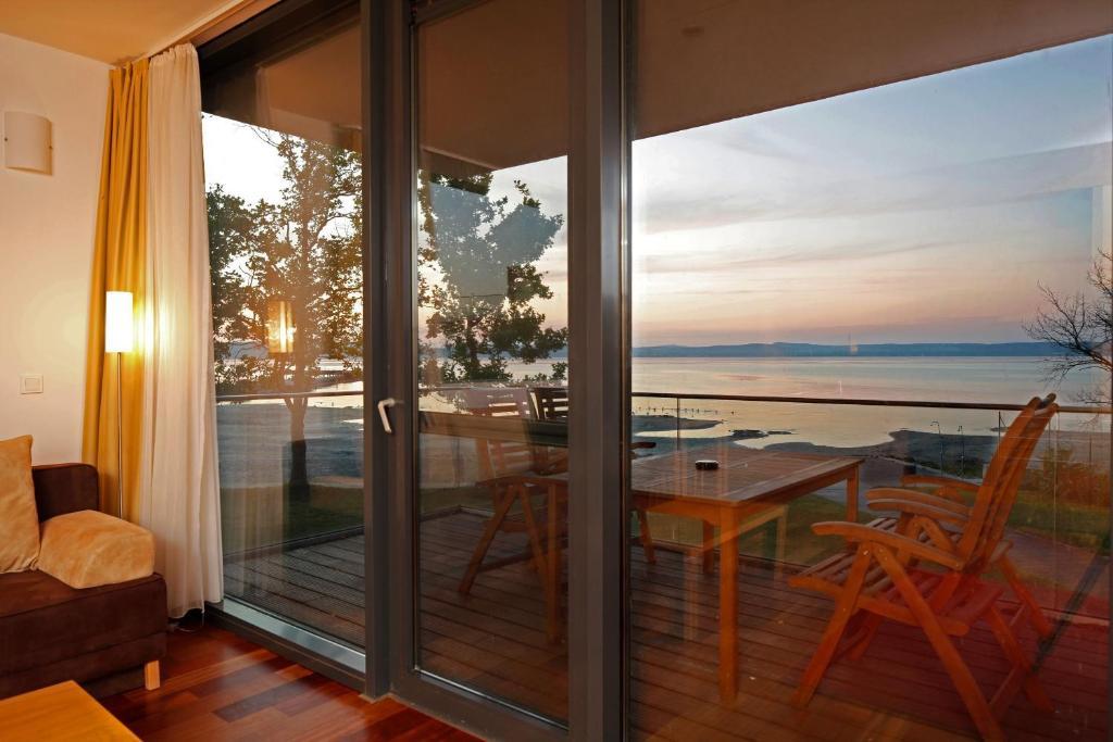 Bl Bavaria Yachtclub & Apartments Balatonlelle Rum bild