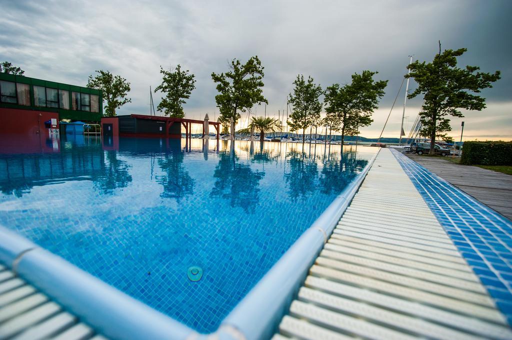 Bl Bavaria Yachtclub & Apartments Balatonlelle Exteriör bild