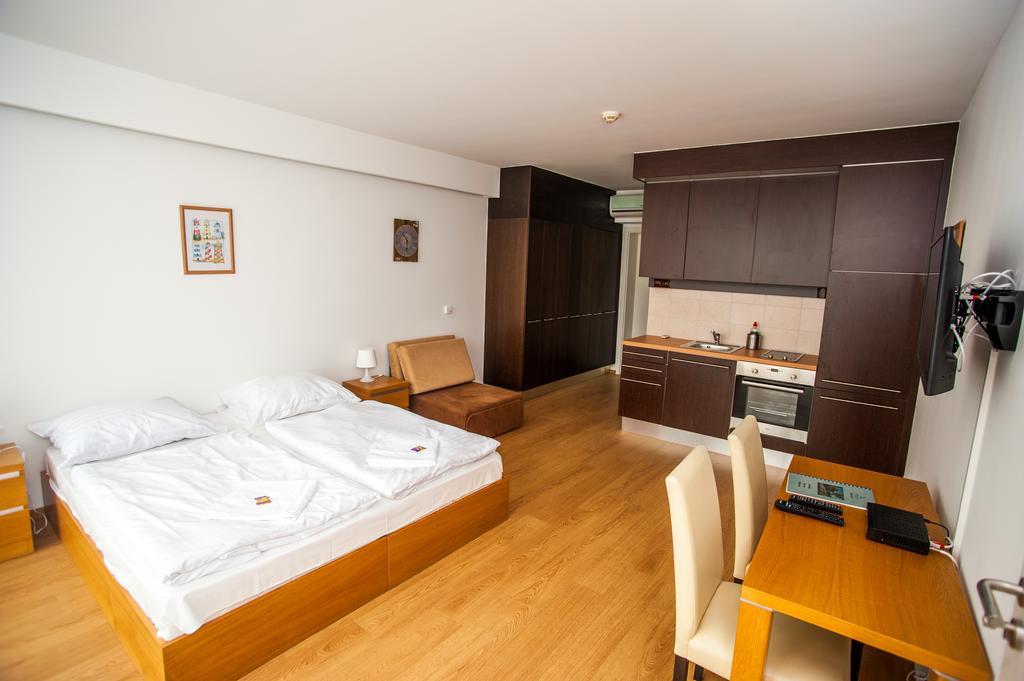 Bl Bavaria Yachtclub & Apartments Balatonlelle Rum bild
